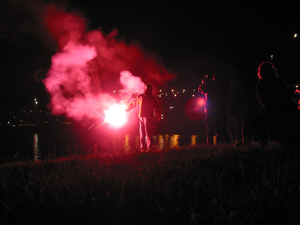 Горящий красный фальшвеер, Окленд, Новая Зеландия (Auckland, New Zealand)