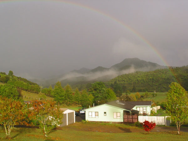 Радуга над фермой, туман в горах, Коромандел, Новая Зеландия (Coromandel, New Zealand)