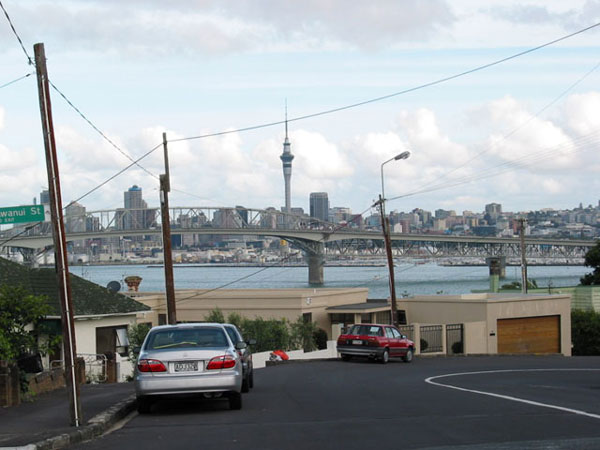 Вид на Harbour Bridge и центр Окленда из района Northcote, Harbour Bridge, Northcote, North Shore, Окленд, Новая Зеландия (Harbour Bridge, Northcote, North Shore, Auckland, New Zealand)