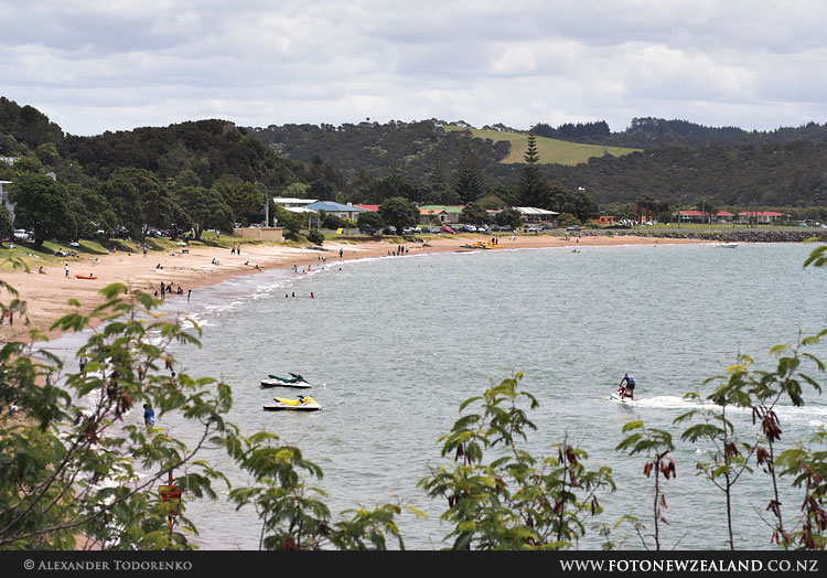 Paihia. Пляж с водными мотоциклами, Paihia, Новая Зеландия (Paihia, New Zealand)