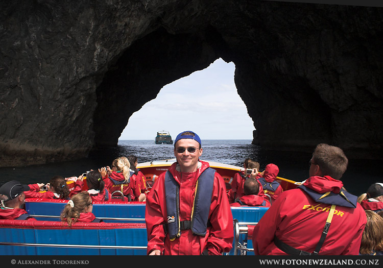 Алекс в красной пижаме, готовый пройти сквозь скалу, Bay of Islands, Новая Зеландия (Bay of Islands, New Zealand)