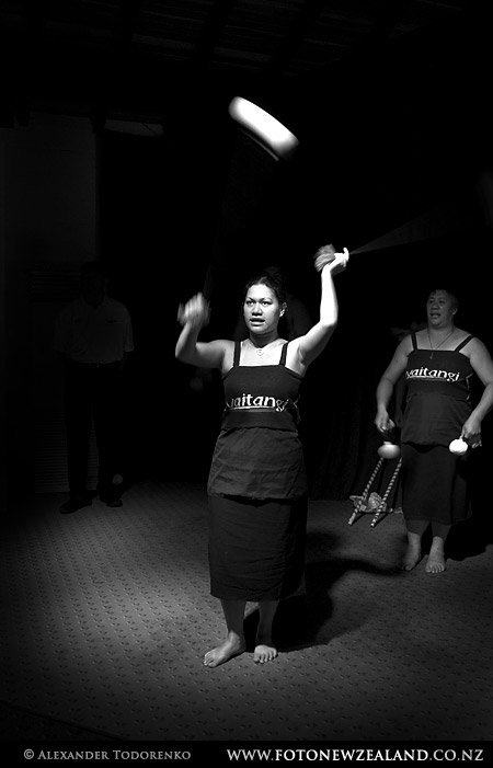 Маорийский танец с Poi, Waitangi, Новая Зеландия (Waitangi, New Zealand)