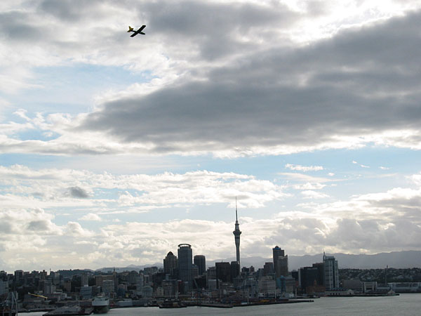 Самолет в небе и башня Sky Tower, Девонпорт, Окленд, Новая Зеландия (Devonport, Auckland, New Zealand)