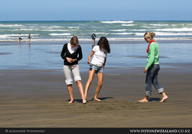Девушки рисуют на песке, 90 Mile Beach, Новая Зеландия (90 Mile Beach, New Zealand)