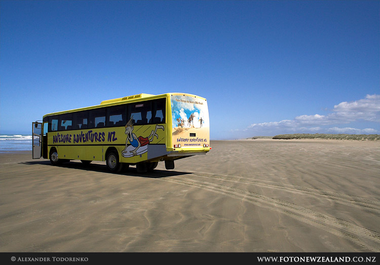 Автобус Awesome Adventures, 90 Mile Beach, Новая Зеландия (90 Mile Beach, New Zealand)