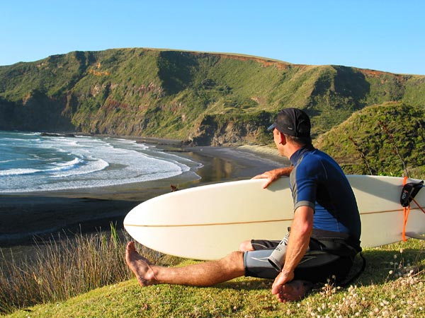 Волны нет  серфер отдыхает, Te Henga Beach, Auckland, New Zealand