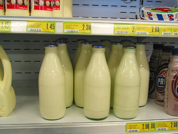 Классика. Стеклянные бутылки с молоком, фольгированная крышка. Сюрпризы Южного Острова, Spring Creek, New Zealand