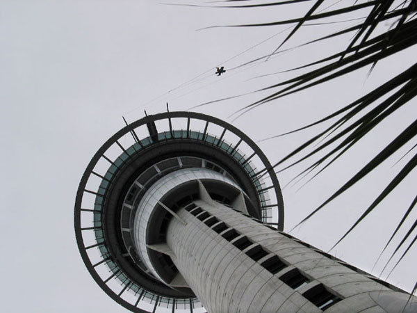 Sky Jump - человечек падает с башни Sky Tower, Окленд, Новая Зеландия (Auckland, New Zealand)